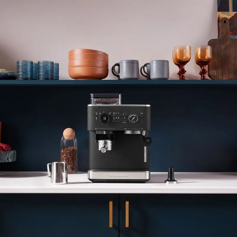 Máquina de café espresso semiautomática con molino de café.