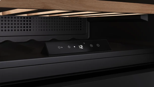 Vinera de encastre con capacidad para 93 botellas